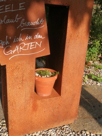 Pflanzsäule mit Aussparung