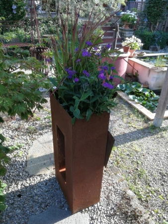 Pflanzsäule mit Aussparung