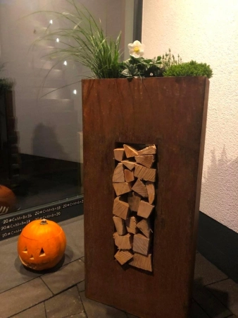 Pflanzsäule mit Aussparung