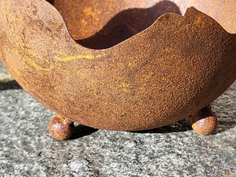 Preview: Edelrost Pflanzschale Kugel auf Kugelfüßen