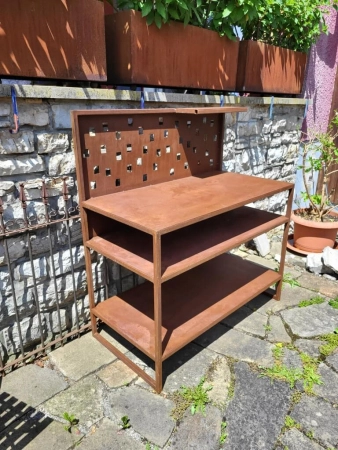 Edelrost Pflanztisch