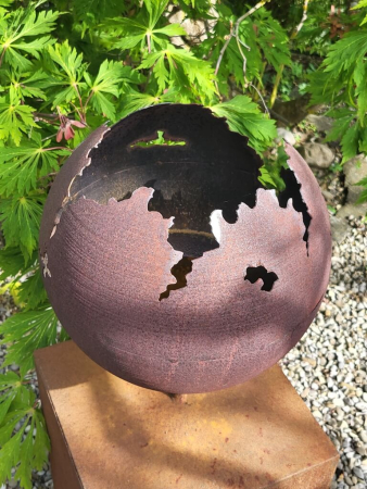 Preview: Edelrost Feuerkugel Risse auf Podest