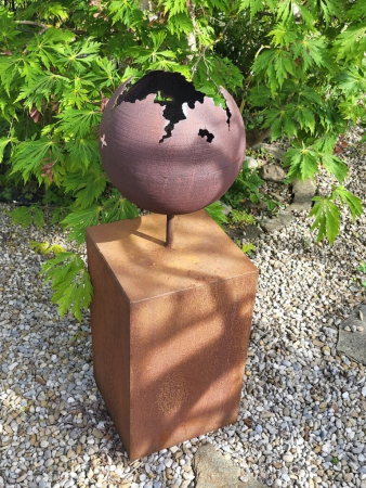 Preview: Edelrost Feuerkugel Risse auf Podest