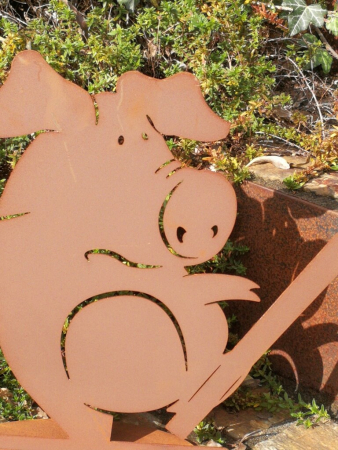 Edelrost Schwein Siggi auf Ski