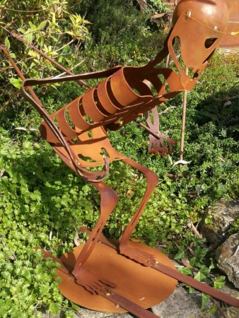 Edelrost Skelett Skifahrer