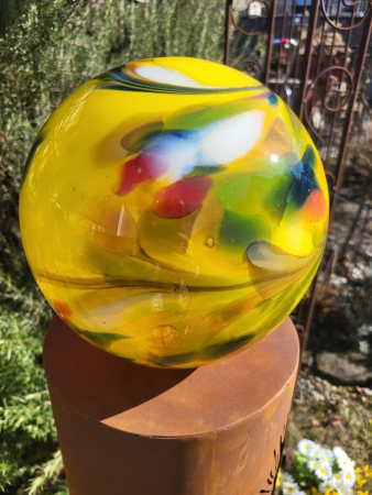 Edelrost Solarsäule China mit Glaskugel, gelb