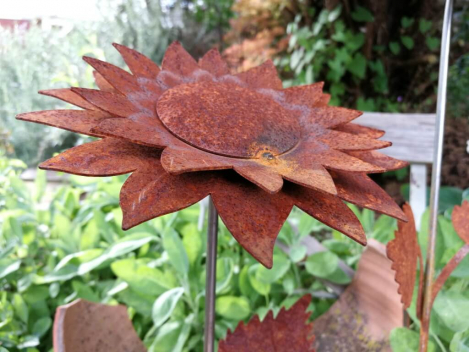 Edelrost Sonnenblume auf Steinsockel