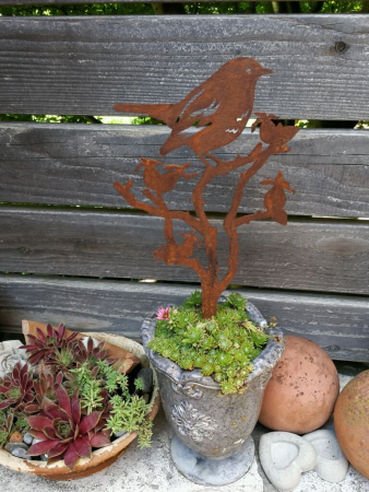 Edelrost Gartenstecker Spatz auf Hagebuttenast