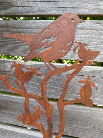 Edelrost Gartenstecker Spatz auf Hagebuttenast