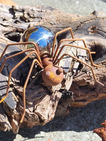 Preview: Edelrost Spinne Rudi mit Edelstahlkugel