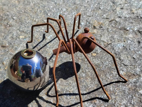 Preview: Edelrost Spinne Rudi mit Edelstahlkugel