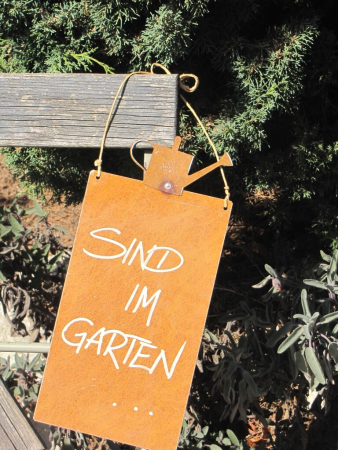 Edelrost Schild mit Gießkanne Sind im Garten