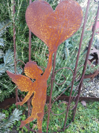 Edelrost Gartenstecker Putte mit Herz