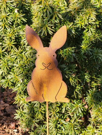 Edelrost Gartenstecker Hase Finn, von vorn