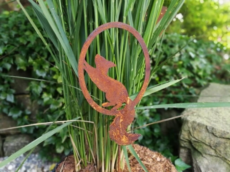 Edelrost Topfstecker Eichhörnchen laufend
