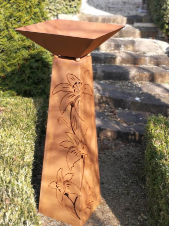 Edelrost Dekosäule Trapez Lilie, mit Schale
