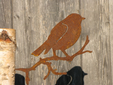 Edelrost Vogel auf Zweig mit seitlichem Spieß