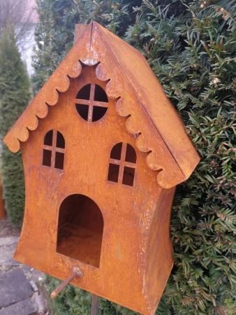 Edelrost Vogelhaus auf Stab