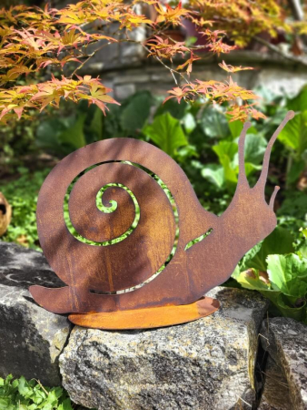 Edelrost Weinbergschnecke auf Platte
