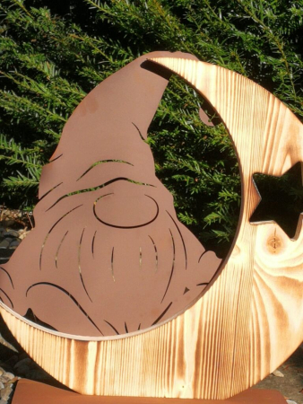 Preview: Edelrost Weihnachtswichtel Willi auf Holzmond