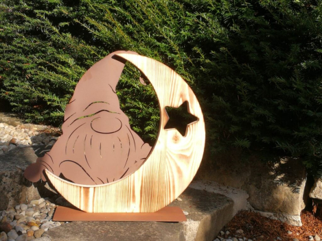 Preview: Edelrost Weihnachtswichtel Willi auf Holzmond