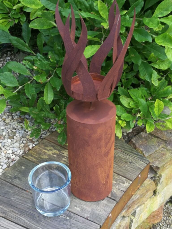 Edelrost Windlicht Flamme auf Podest