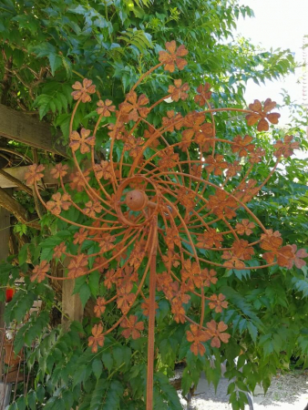 Edelrost Windrad Blütentraum