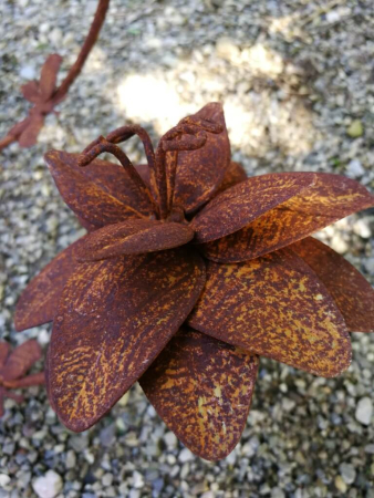 Edelrost Windrad Flowerspin mit Schmetterlingen