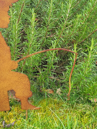 Preview: Edelrostoptik Kind Ron mit Angel sitzend, lackiert