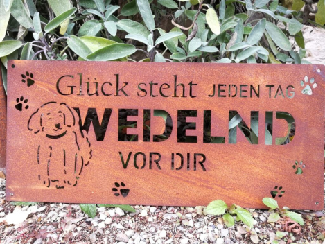 Edelrost Spruchschild Glück steht wedelnd