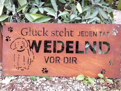 Edelrost Spruchschild Glück steht wedelnd