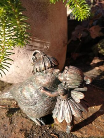 Elfe Däumeline, küssend, Polyresin