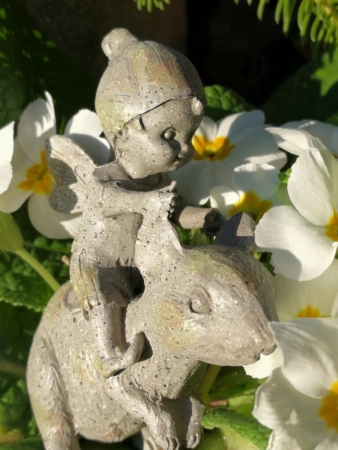 Elfe Pia mit Maus, Polyresin