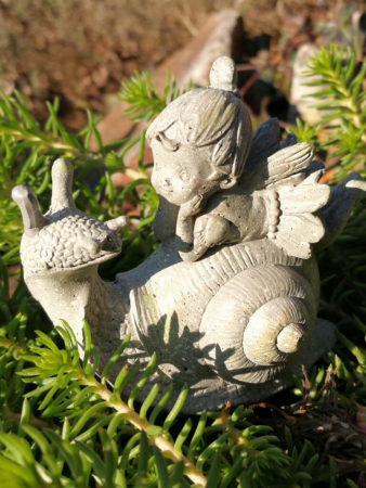 Elfe Pia mit Schnecke, Polyresin