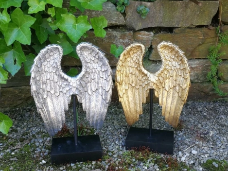 Skulptur Engelsflügel auf Podest, gold