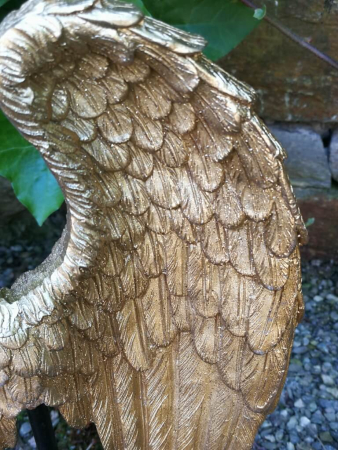 Preview: Skulptur Engelsflügel auf Podest, gold