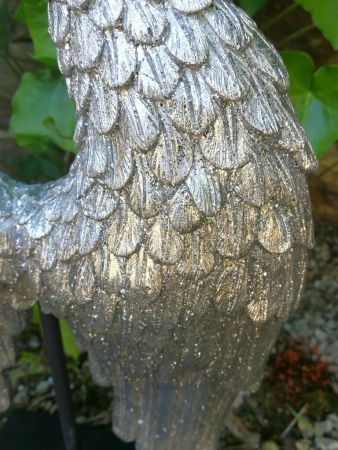 Skulptur Engelsflügel auf Podest, silber