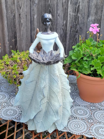 Polyresin Frau Troupe mit Blätterschale, weiß