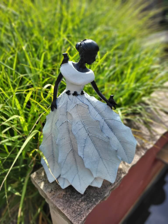 Polyresin Frau Troupe mit Vögelchen, weiß