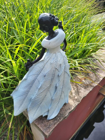 Polyresin Frau Troupe mit Vögelchen, weiß