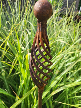 Preview: Edelrost Gartenstecker Zwirbelkugel länglich