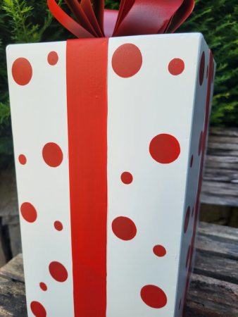 Geschenk zum Stellen weiß mit roten Punkten