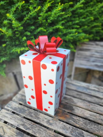 Geschenk zum Stellen weiß mit roten Punkten