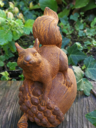 Gusseisen Eichhörnchen auf Eichel