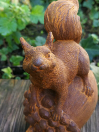 Gusseisen Eichhörnchen auf Eichel