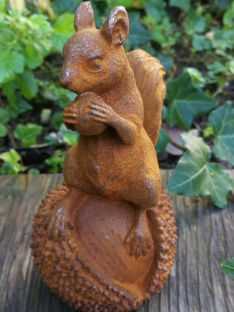 Gusseisen Eichhörnchen auf Kastanie