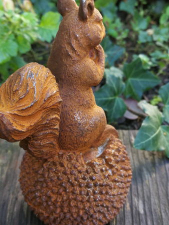 Gusseisen Eichhörnchen auf Kastanie