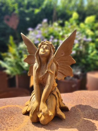 Gusseisen Elfe Honey knieend, mit Edelrostfinish