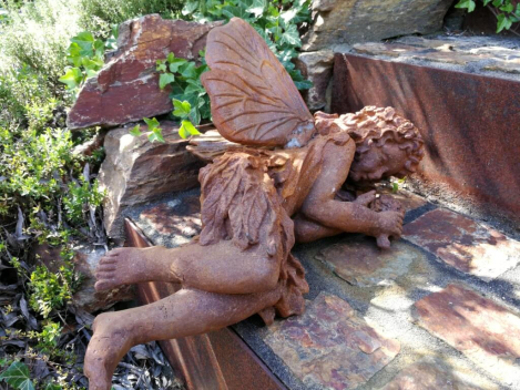 Preview: Gusseisen Elfe schlafend mit Edelrostfinish