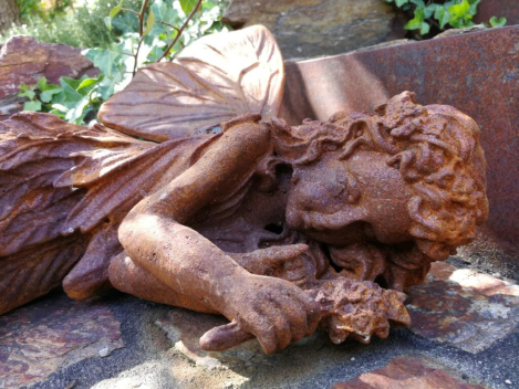 Preview: Gusseisen Elfe schlafend mit Edelrostfinish